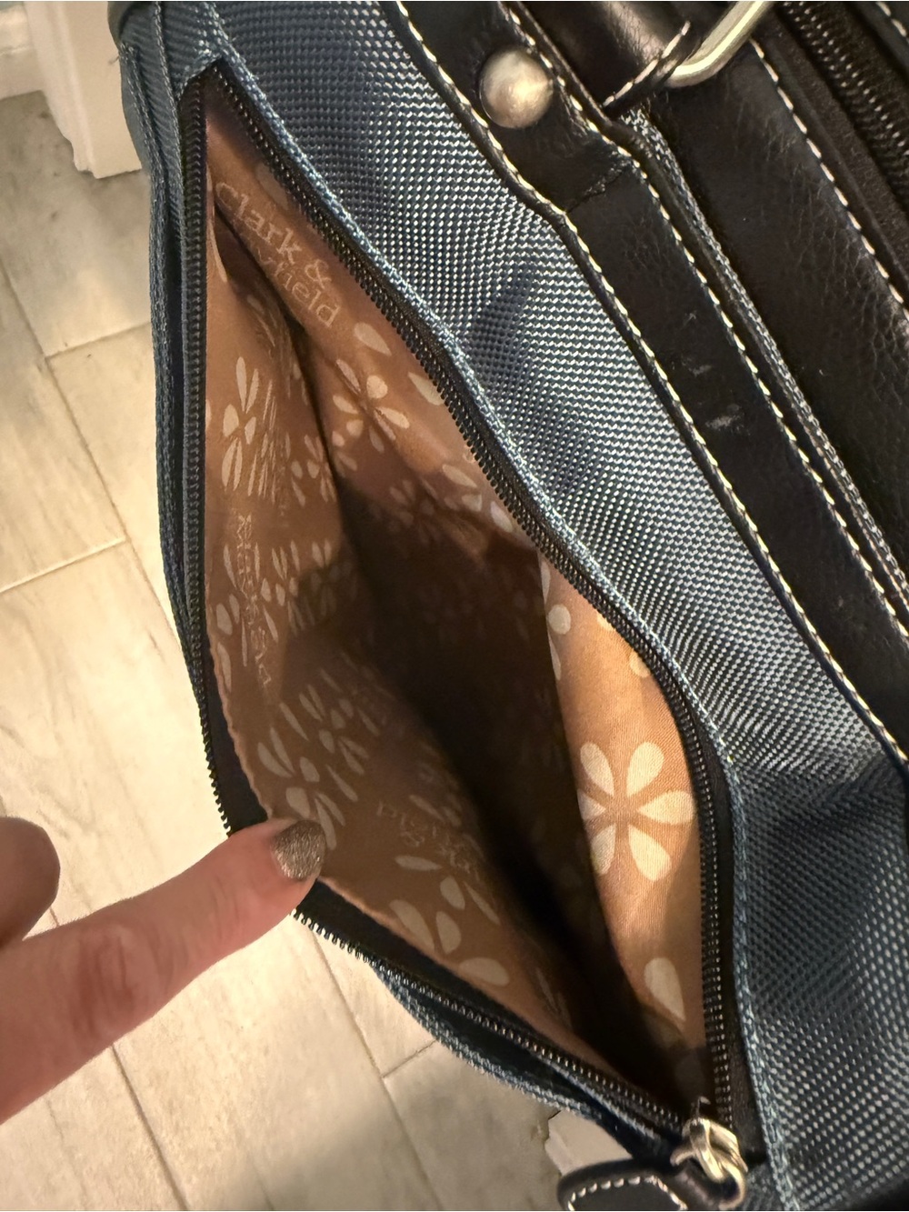 Elegant Laptop Shoulder Bag - spacious for any professional on the go - Picture 12 of 16